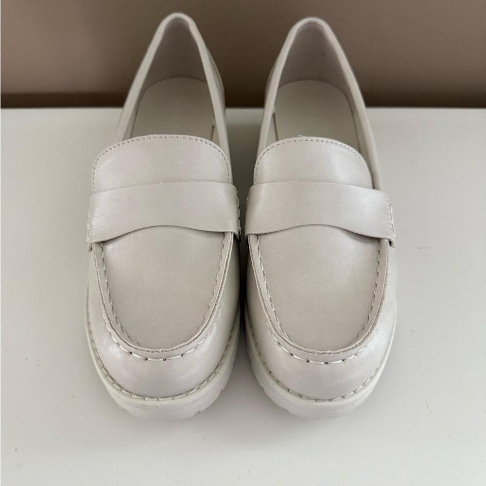 Old Navy Women's Cream Loafers